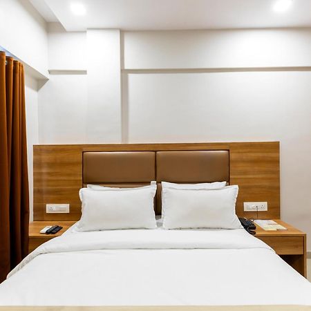 Hotel Embassy Park - BKC Mumbai Bagian luar foto