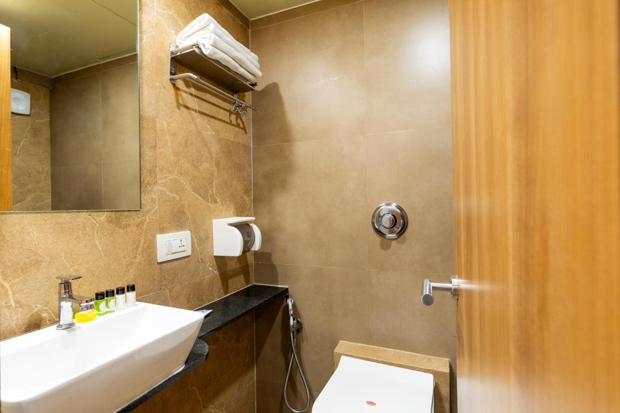 Hotel Embassy Park - BKC Mumbai Bagian luar foto