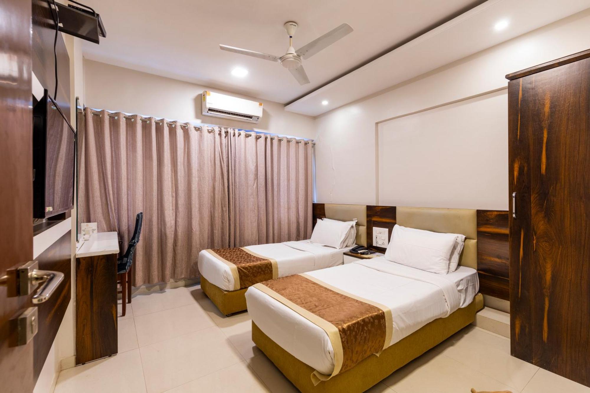 Hotel Embassy Park - BKC Mumbai Bagian luar foto