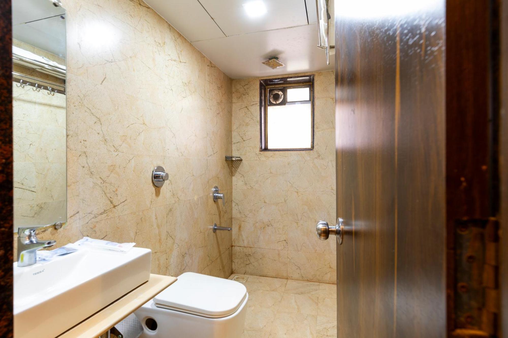 Hotel Embassy Park - BKC Mumbai Bagian luar foto