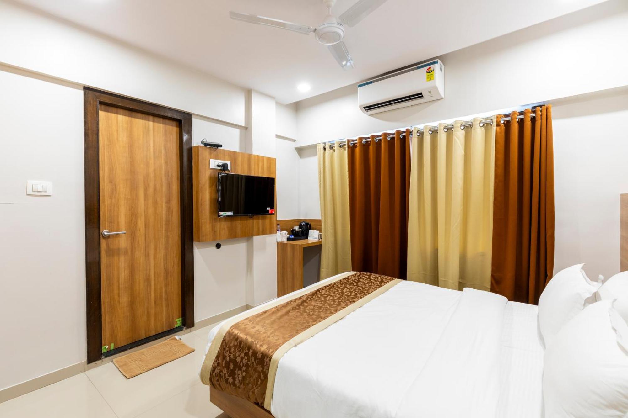 Hotel Embassy Park - BKC Mumbai Bagian luar foto