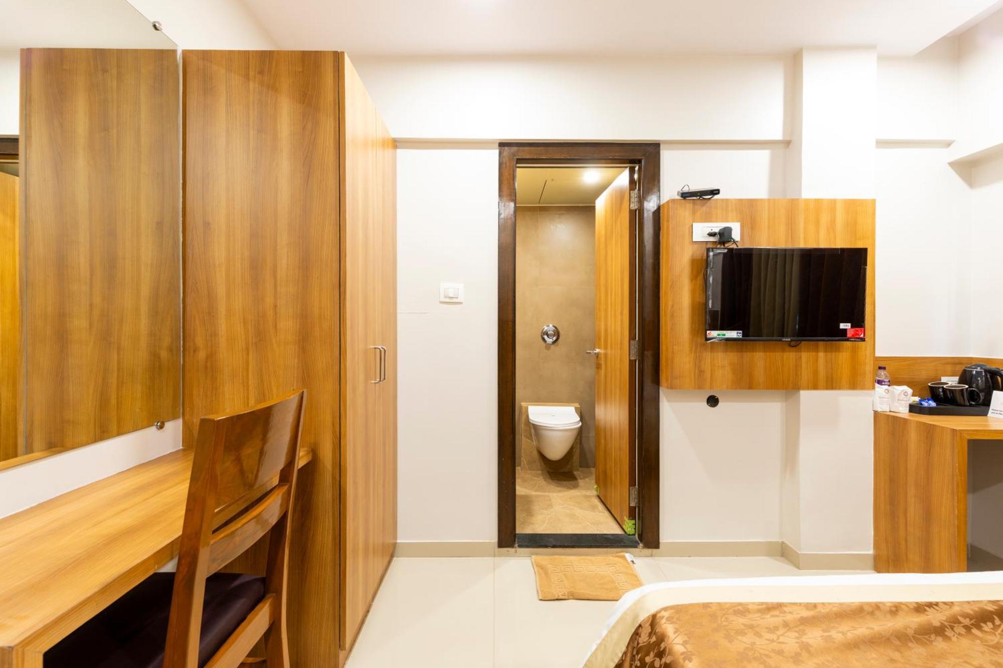 Hotel Embassy Park - BKC Mumbai Bagian luar foto