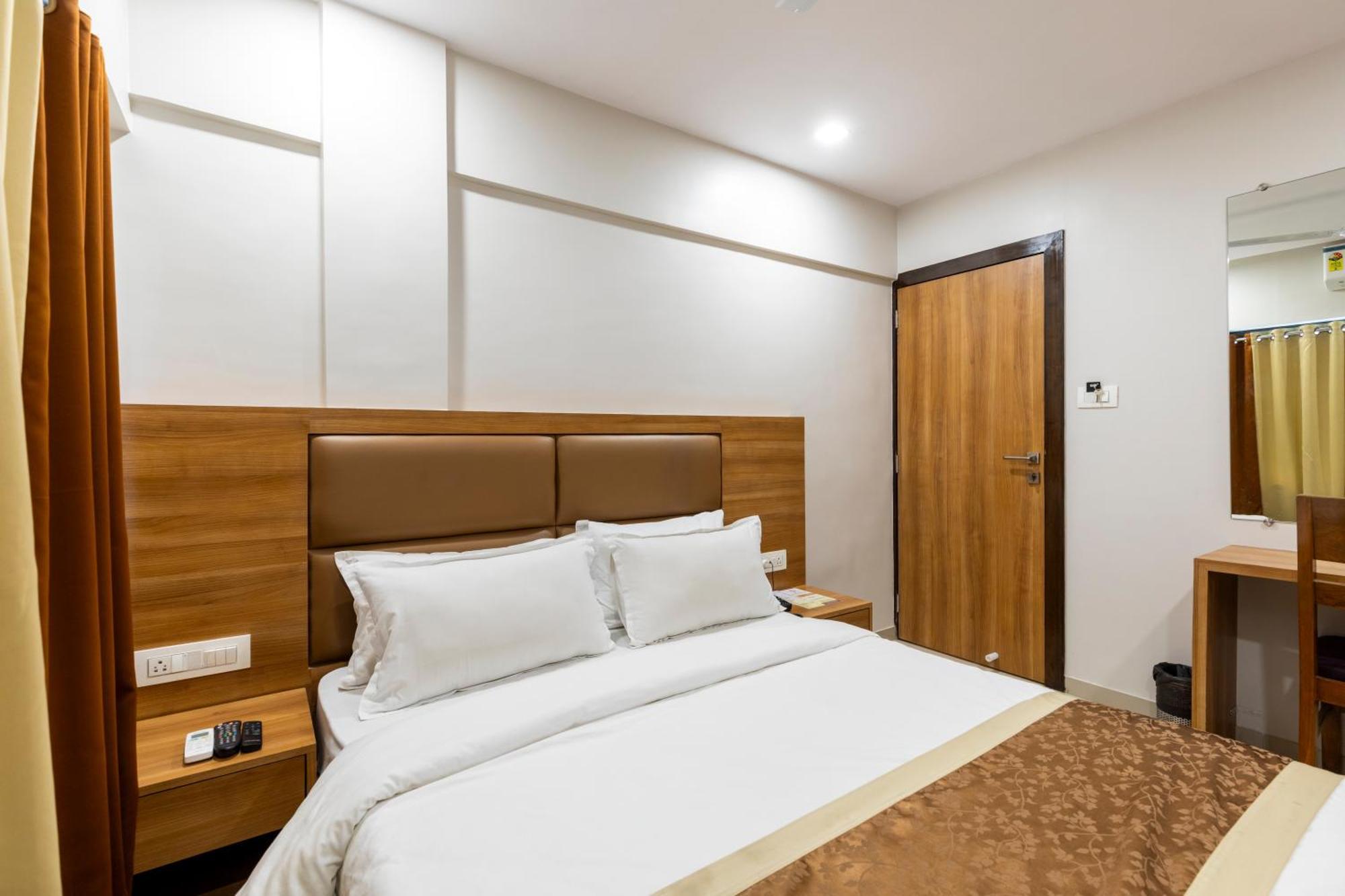Hotel Embassy Park - BKC Mumbai Bagian luar foto