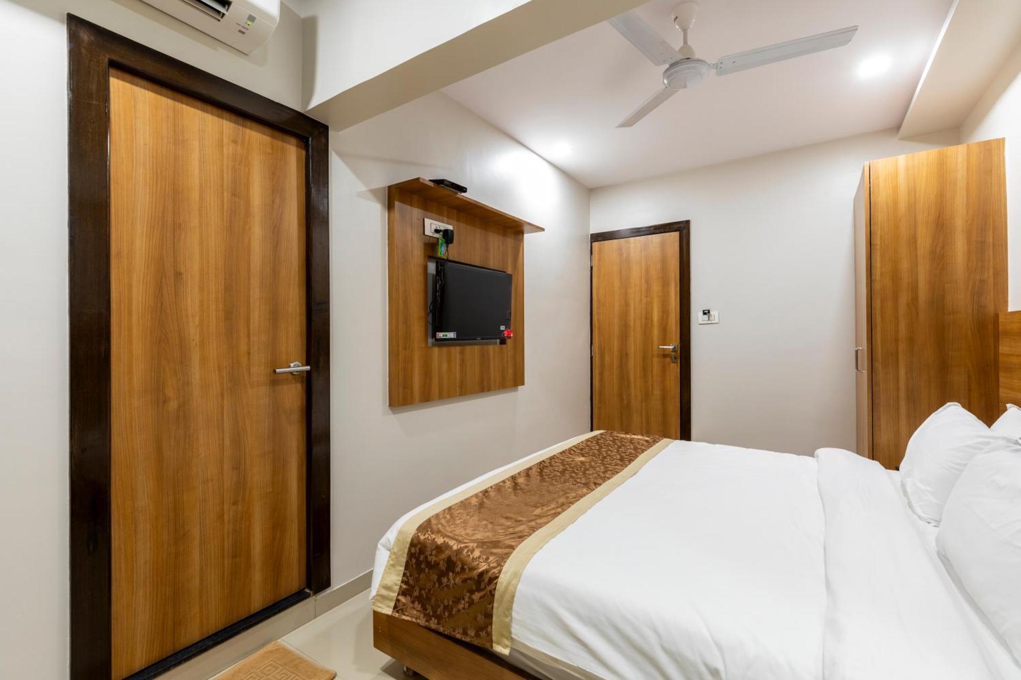 Hotel Embassy Park - BKC Mumbai Bagian luar foto