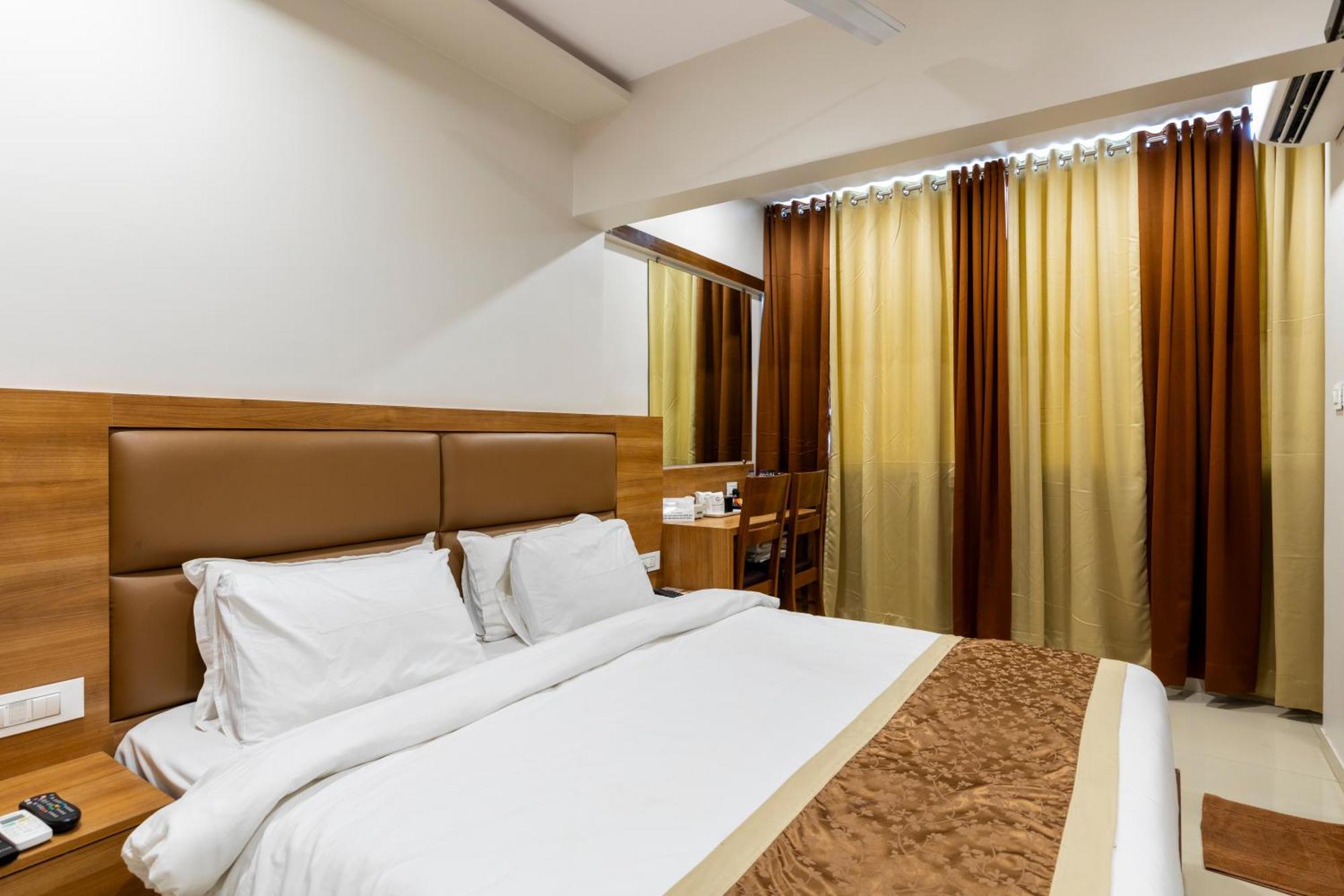 Hotel Embassy Park - BKC Mumbai Bagian luar foto